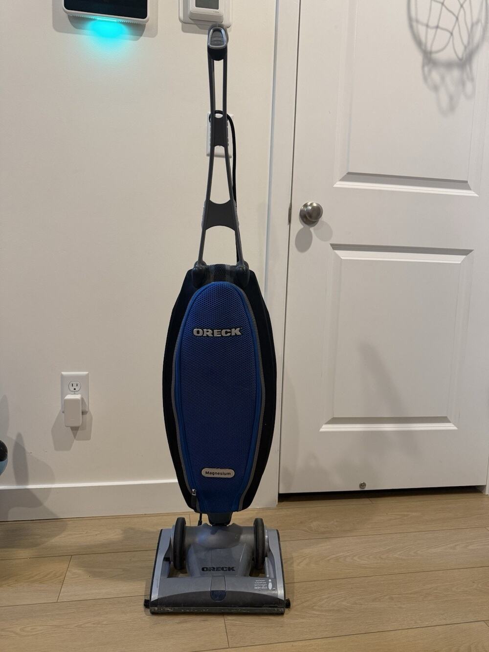 Oreck Magnesium Bagged Vacuum Cleaner ~ Model LW1500RS